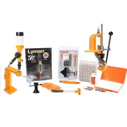 Sestava jednooperačního lisu s nově navrženým přímým podavačem zápalek, včetně prachovače, váhy, knihy o přebíjení a nástrojů pro úpravu nábojnic.